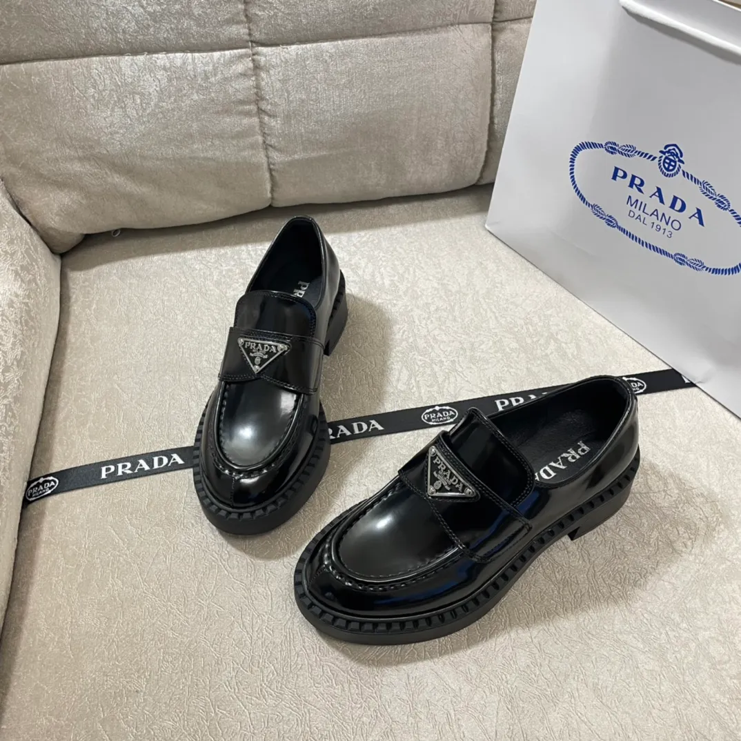 Factory direct sales p480🐘🐘Women's shoes, women's clothing Factory direct sales pRADA Official website synchronization # Unlimited out of stock at counters The purchasing version is strongly new Triangular silver buckle double bottom version Counter packaging Xiaohongshu Get Size: 35-40